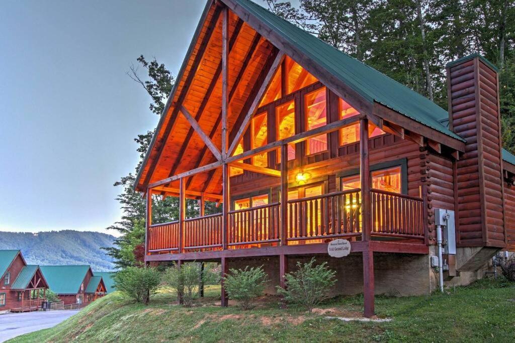 Solid Ground Lodge With Yard! Pigeon Forge Exterior photo