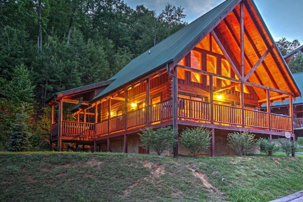 Solid Ground Lodge With Yard! Pigeon Forge Exterior photo